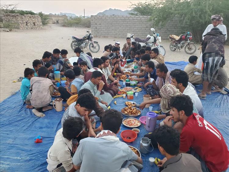 اهالي قرية حبيل المسجد بالوضيع يقيمون افطارهم الجماعي الخامس