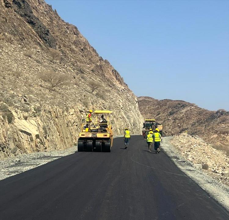 شركة الخضيري للمقاولات تدشن أعمال سفلتة طريق الشهيد منير اليافعي "أبو اليمامة"