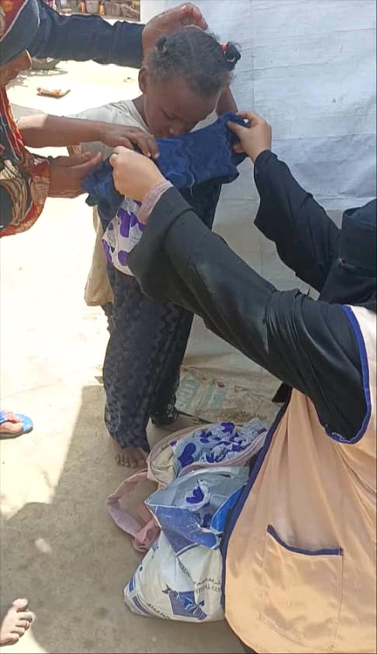 بدعم من اتحاد الجمعيات وفاعل خير .. مؤسسة الوردة توزع كسوة عيد الفطر المبارك