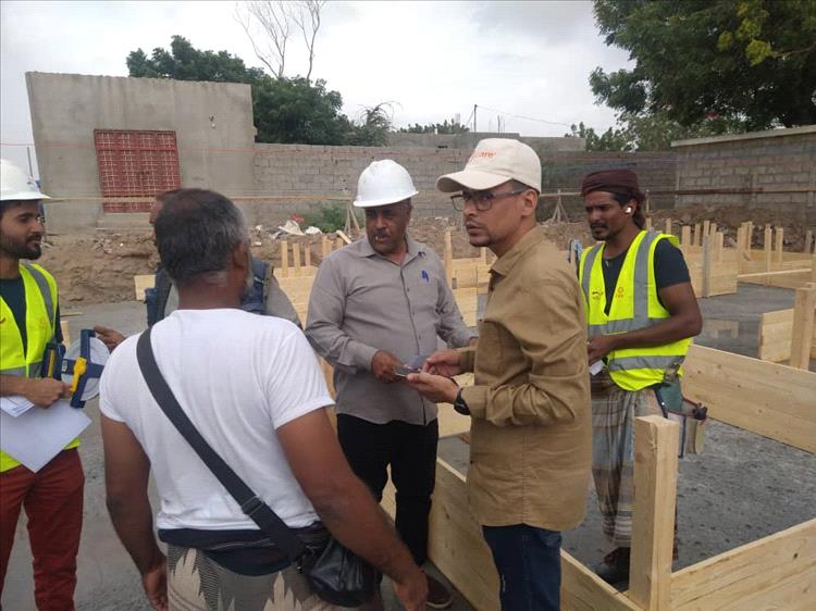 ​مدير عام مديرية تبن يشرف على صب سقف المركز الصحي بقرية البيطرة ويشيد بدعم منظمة كير