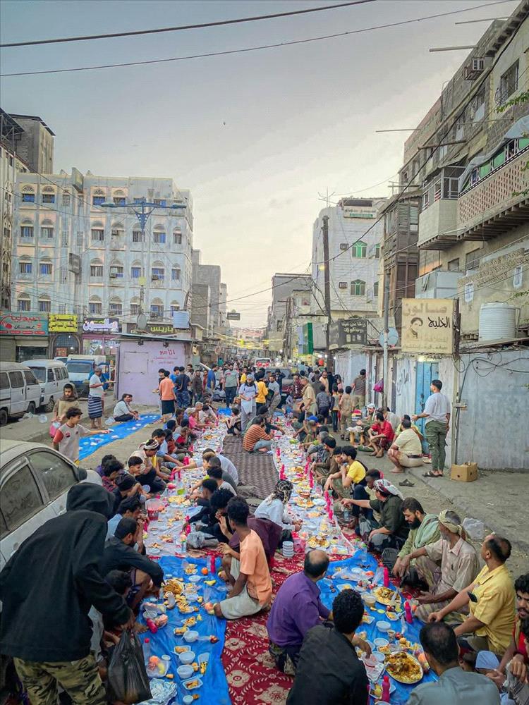 إفطار جماعي يجمع أبناء حارة الهاشمي في الشيخ عثمان وسط أجواء من الألفة والمحبة