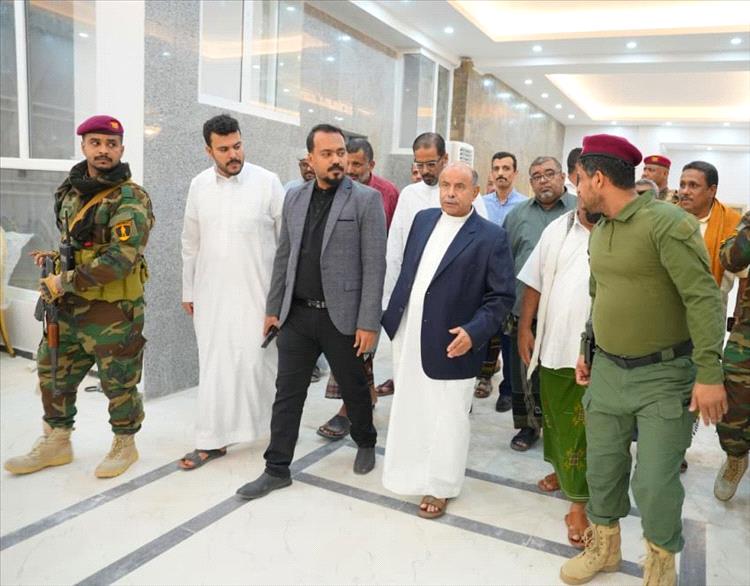 عضو مجلس القيادة سالم الخنبشي يتفقد أعمال صيانة وترميم القصر الجمهوري بمدينة المكلا