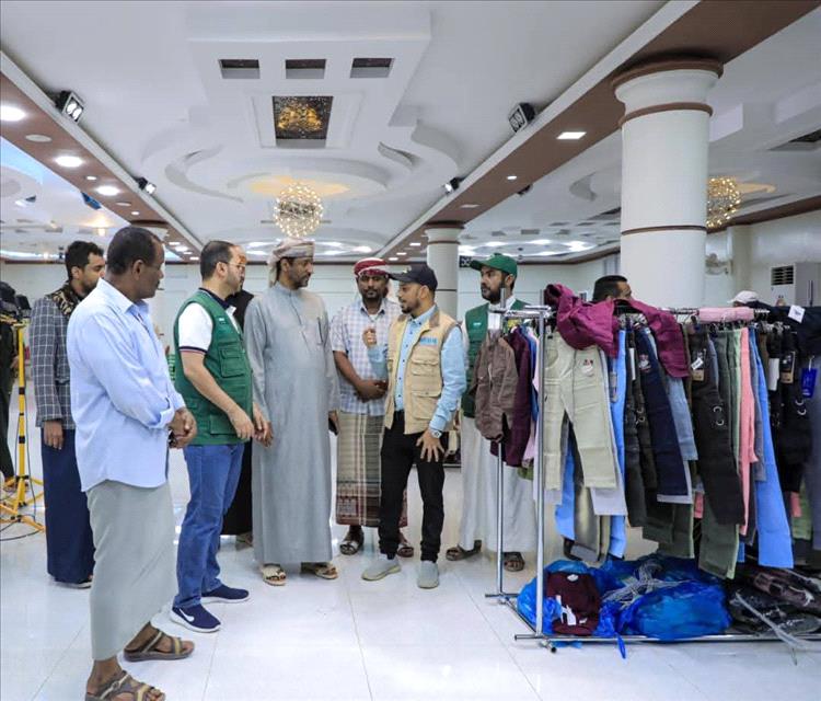 الوكيل الجعفري يدشن مشروع "كسوة فرح" بدعم مركز الملك سلمان ل 2600 طفل يتيم في المهرة