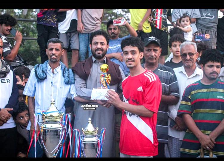 تتويج حمزة أحمد الحمزة بجائزة أفضل لاعب في الدوري الرمضاني بمديرية خورمكسر 2026