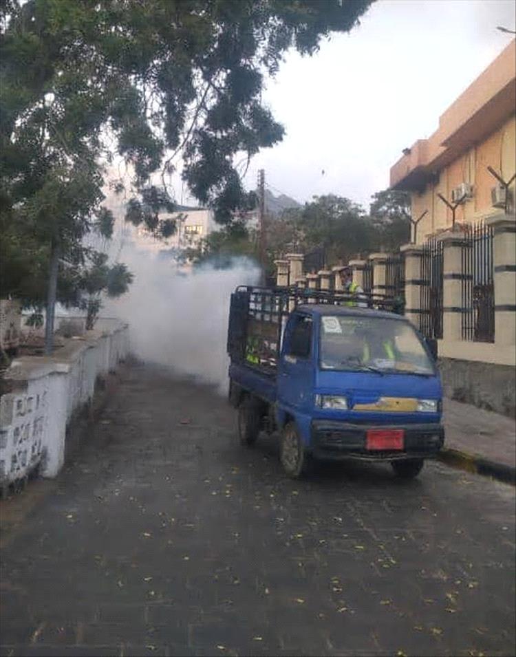 استمرار حملة الرش الضبابي لمكافحة البعوض بمديرية صيرة بالعاصمة عدن