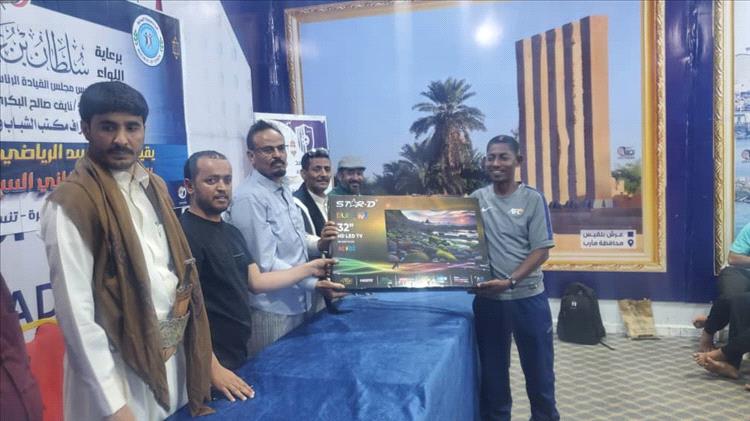 نادي السد بمأرب يختتم أنشطته الرمضانية ويكرّم الفائزين بالكؤوس والميداليات والمبالغ النقدية