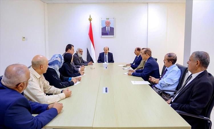 رئيس الوزراء يطلع على سير العمل بوزارة الخارجية ويرأس اجتماعا لرؤساء الدوائر