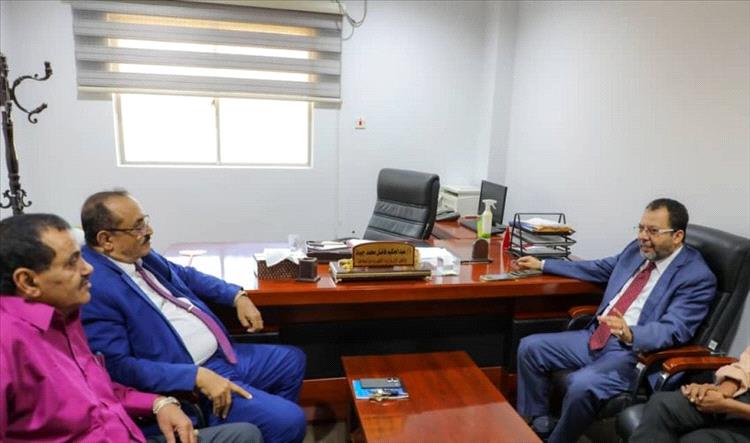 لقاء في عدن يقر بدء توريد إيرادات كهرباء لحج إلى البنك المركزي