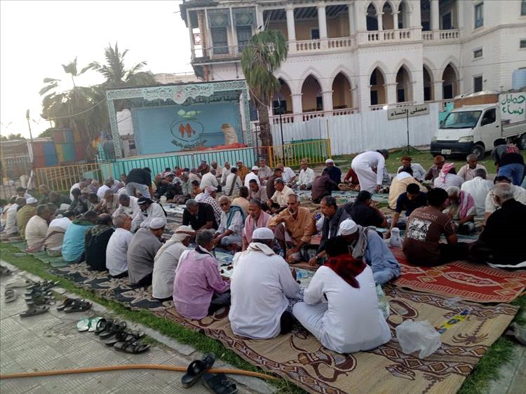 ​خريجو ثانوية المكلا (الدفعة الـ15) يحيون تقليدهم السنوي بمأدبة إفطار تجمع الأجيال بالوفاء