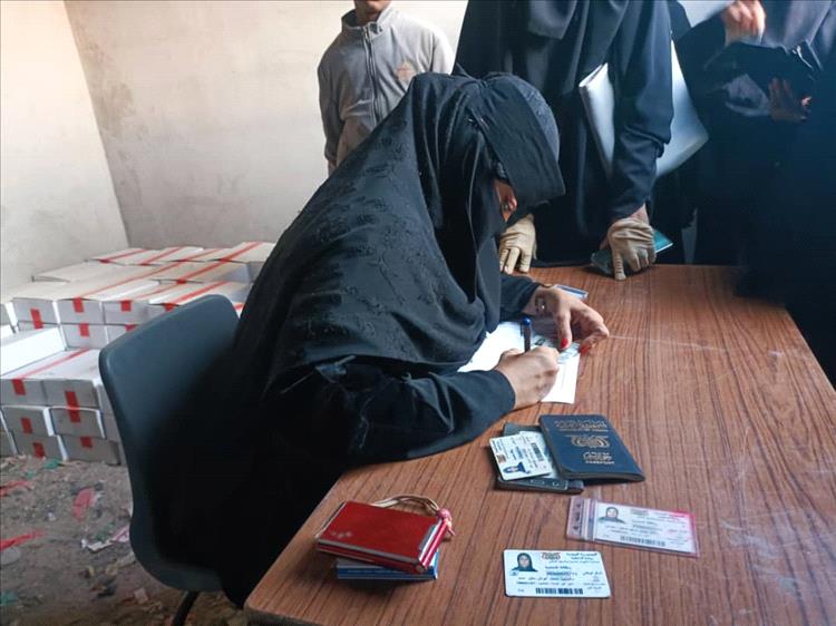 مؤسسة عدن لرعاية الأيتام توزع التمور على الأيتام بدعم من مؤسسة السناء للتنمية