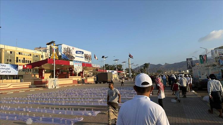 حشود تتجه إلى ساحة العروض للمشاركة في إفطار وفعالية ذكرى تحرير المدينة