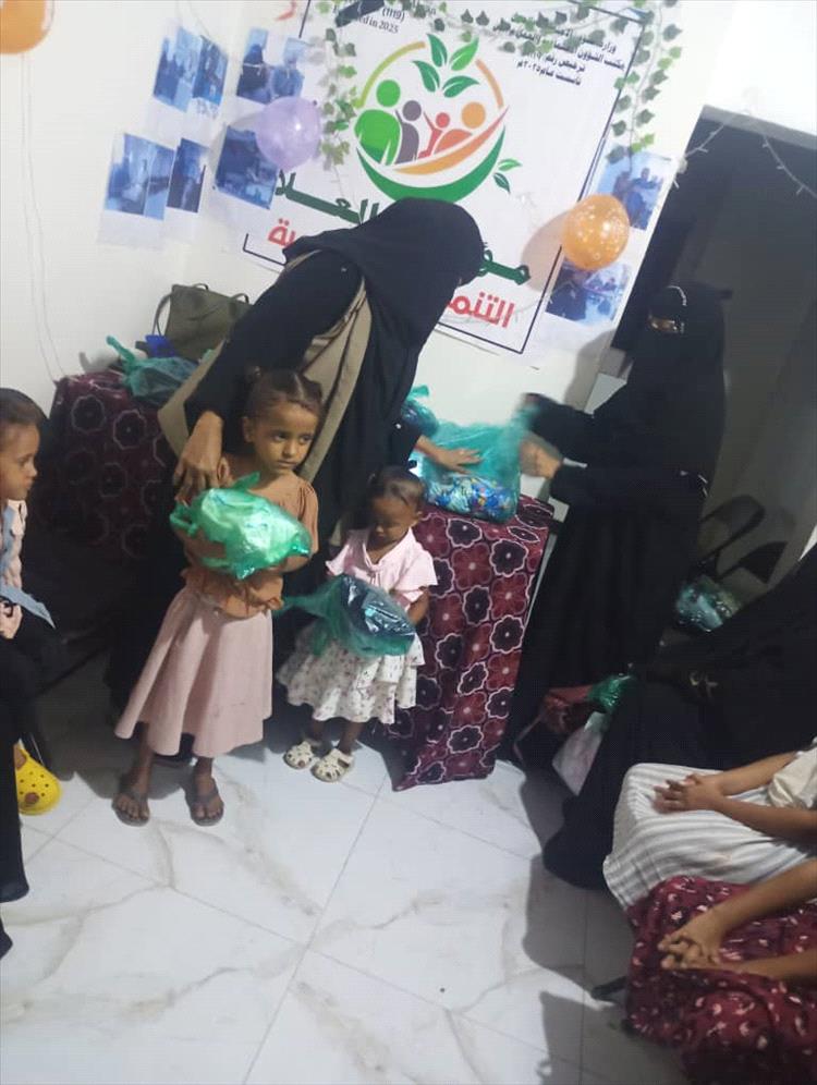 مؤسسة العلا التنموية الإجتماعية تقوم بمبادرة توزيع كسوة العيد بحصن شداد بزنجبار