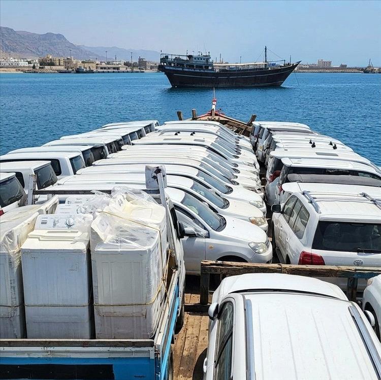 مصادر محلية: 4500 سيارة محتجزة في ميناء الشحر ترفع الأسعار وتفاقم معاناة المواطنين