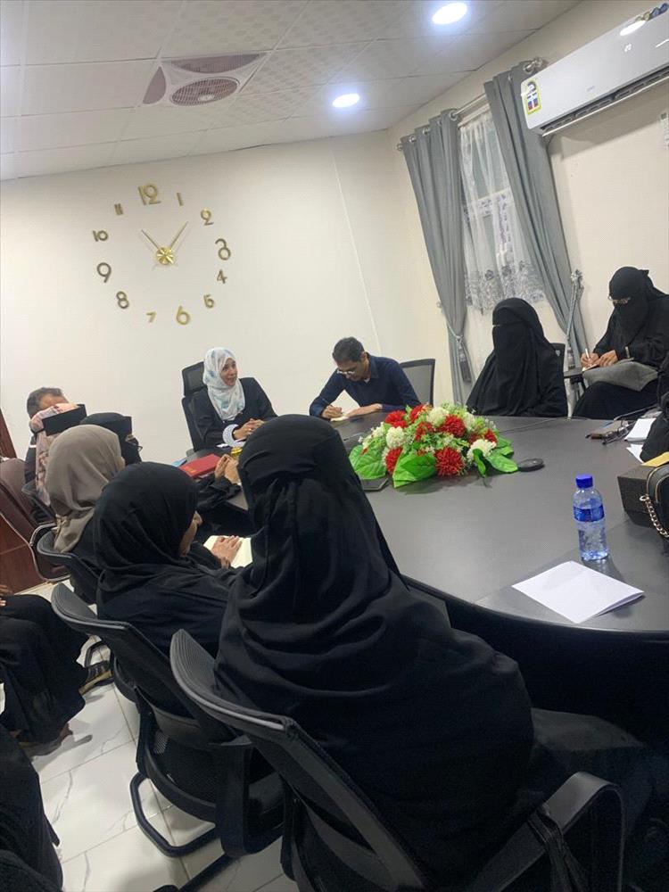 رئيسة الجهاز المركزي للإحصاء تعقد اجتماعًا موسعًا للعاملين في مسح ميزانية الأسرة بعدن