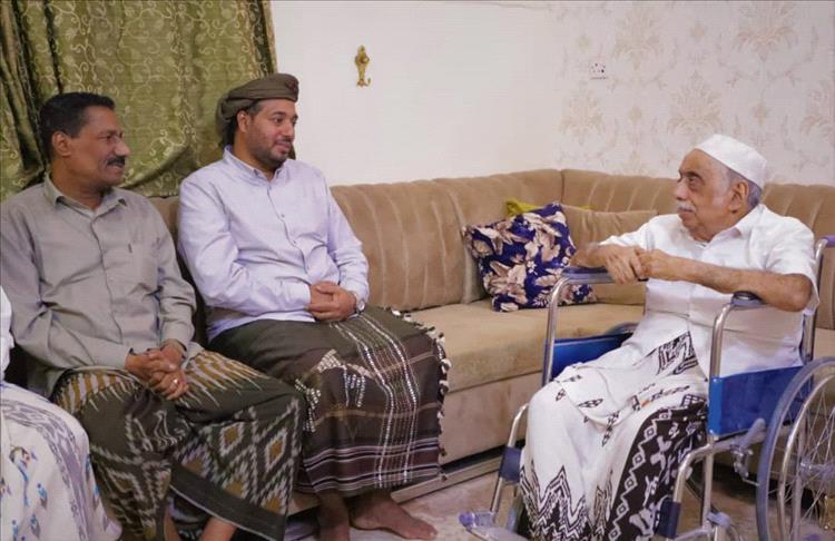 ​نائب رئيس مؤتمر حضرموت الجامع يزور الإذاعي المخضرم والفنان المسرحي كمال سالم الحامد