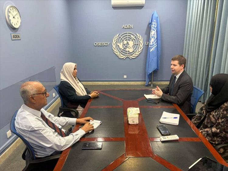 وزيرة شؤون المرأة تبحث مع مكتب المبعوث الأممي تعزيز التنسيق لتمكين المرأة ودعم الاستقرار