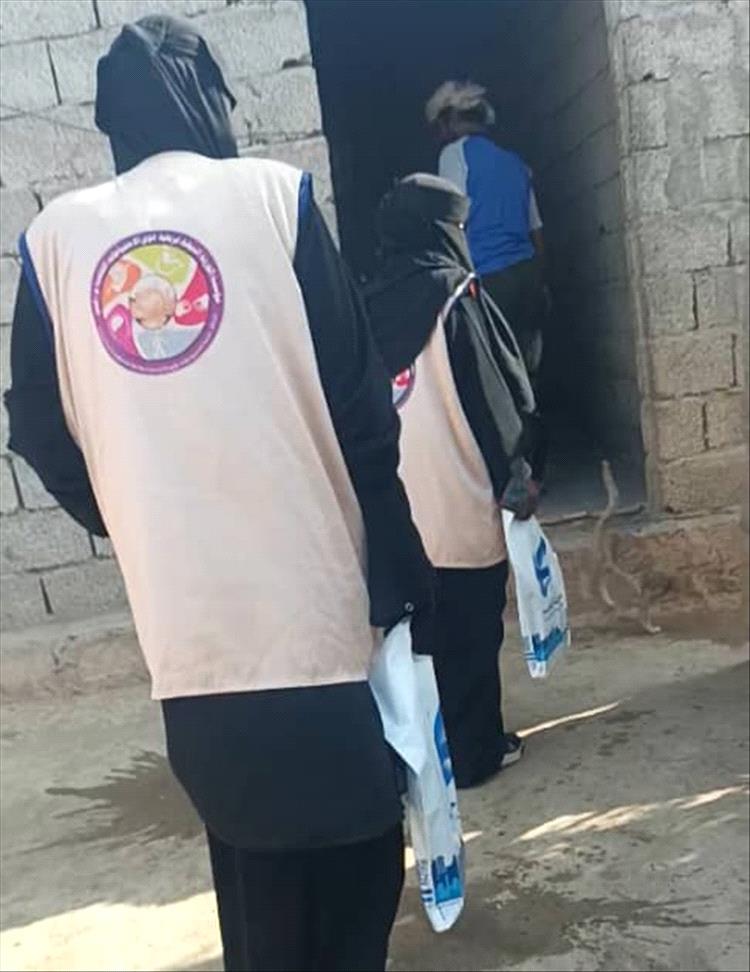 مؤسسة الوردة البيضاء تدشن مبادرة توزيع كسوة العيد بمنطقة المراقد بزنجبار