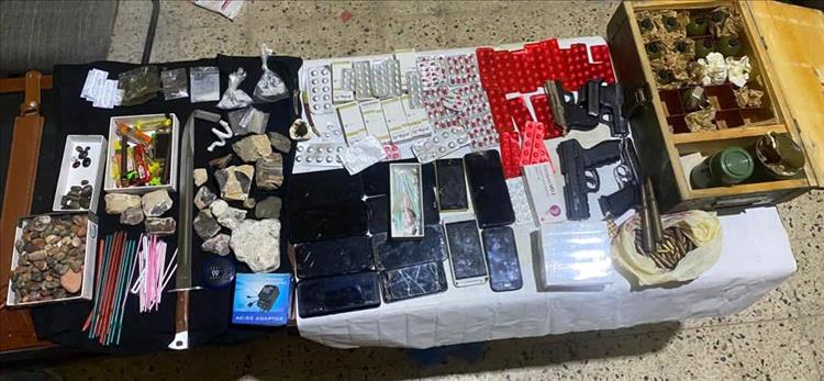 الإطاحة بأحد أخطر مروّجي الشبو والحبوب المخدرة والحشيش بالمكلا وبحوزته قنابل وأسلحة