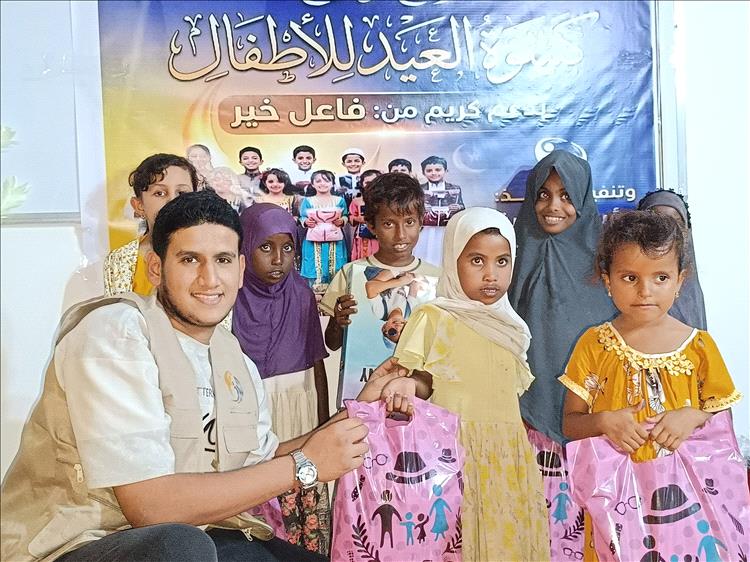 بدعم فاعل خير.. مؤسسة رؤية عدن للتنمية تنفذ مشروع كسوة العيد للأسر والأطفال المحتاجين