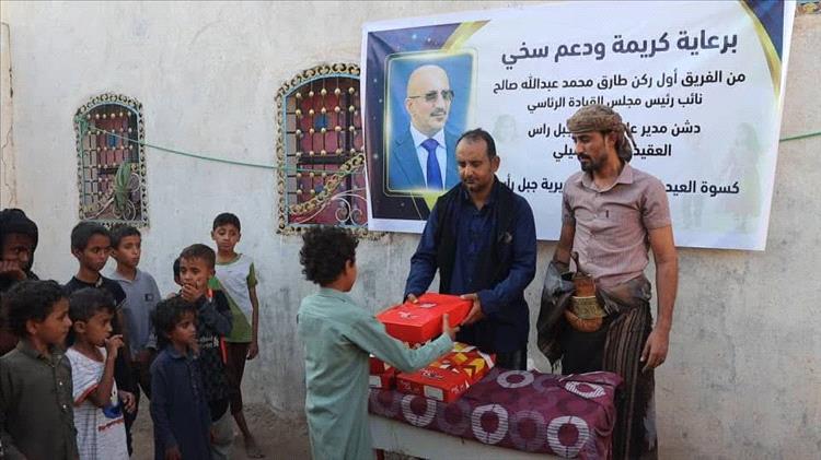 الحديدة.. خلية الأعمال الإنسانية توزع كسوة العيد للأطفال النازحين والأيتام في جبل راس