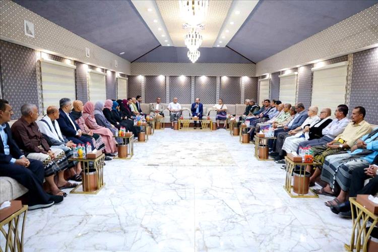 بحضور وزير التربية والتعليم العبادي.. رئيس الوزراء الزنداني يلتقي برؤساء جامعات وأكاديميين وتربويين