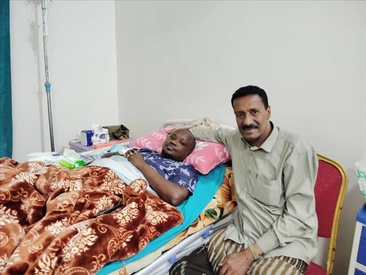 قيادة مكتب مؤتمر حضرموت الجامع بالمكلا تطمئن على صحة الشاب "باعشرة" عقب نجاح عمليته الجراحية