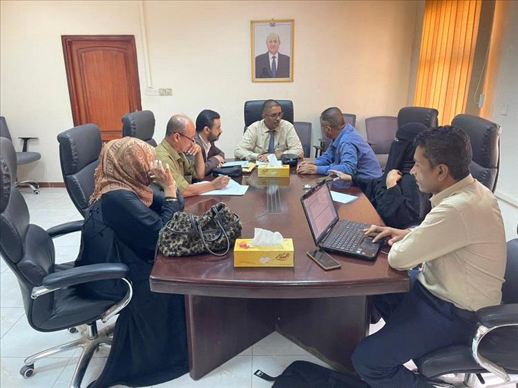 برئاسة السقاف.. مطابع الكتاب المدرسي - الإدارة التنفيذية بعدن تفتح مظاريف مناقصة توريد الورق لعام 2026