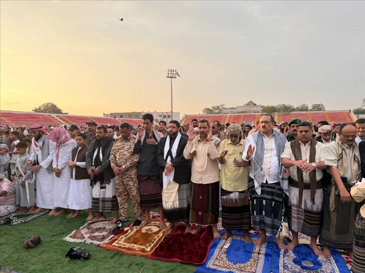 محافظ لحج الحالمي يؤدي صلاة العيد بالعاصمة الحوطة ويزور مستشفى ابن خلدون