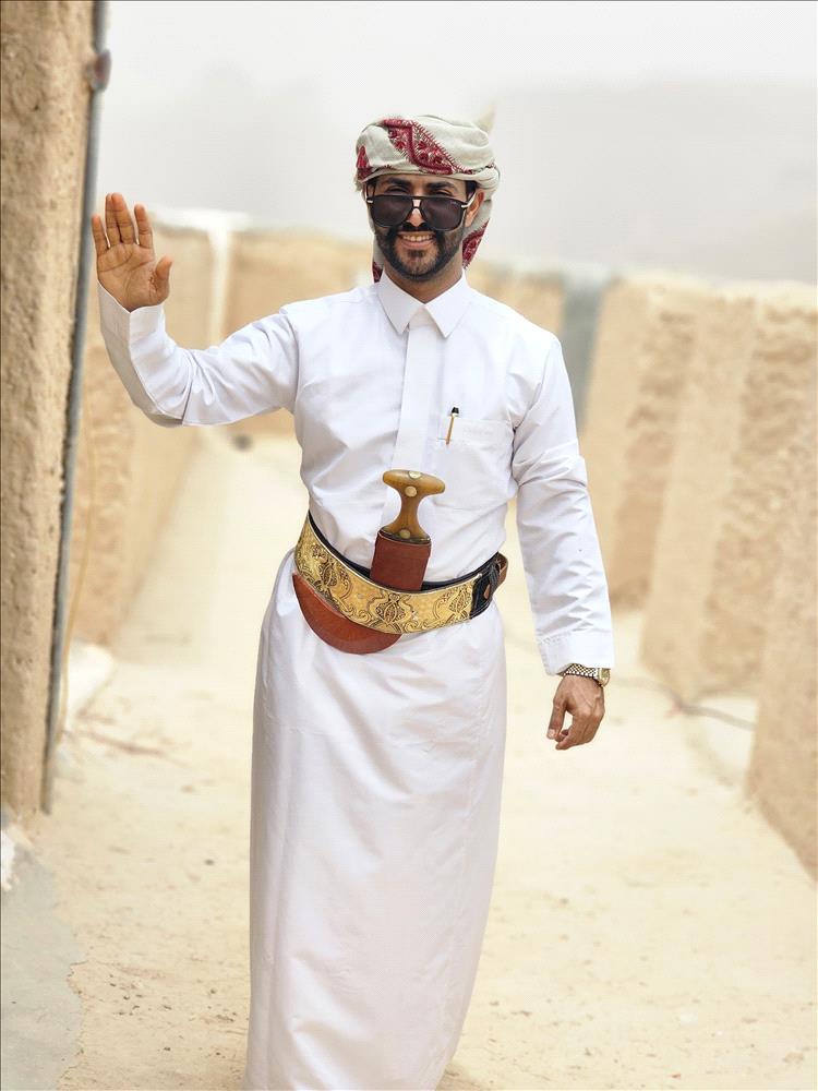 الرسام أبو أحمد بن غديد يهنئ محافظ شبوة بعيد الفطر ويشيد بجهوده التنموية