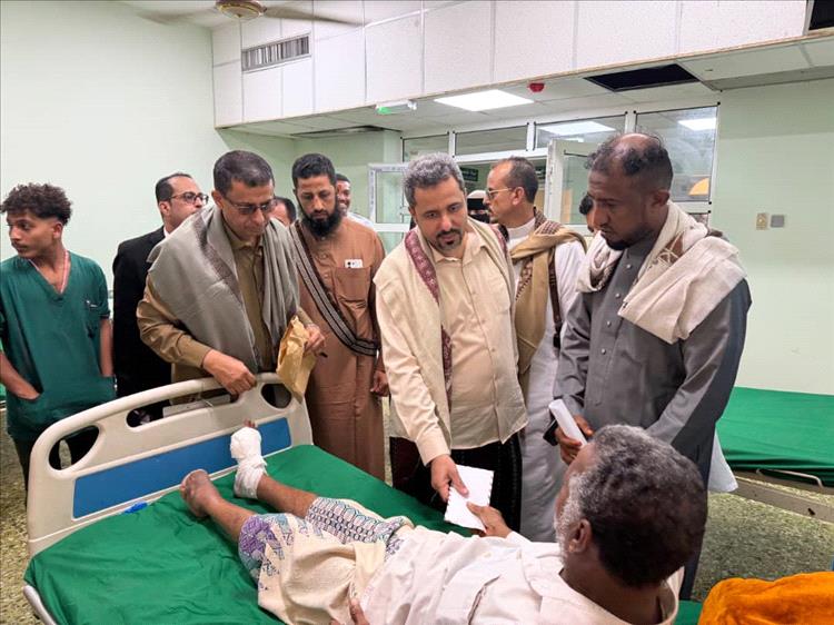 محافظ الضالع يتفقد مستشفى النصر ويشارك المرضى والطواقم الطبية فرحة عيد الفطر