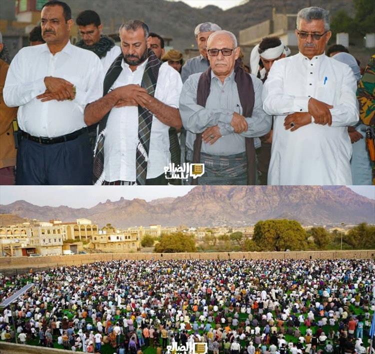 محافظ الضالع يؤدي مع جموع المصلين صلاة عيد الفطر المبارك في ملعب الصمود