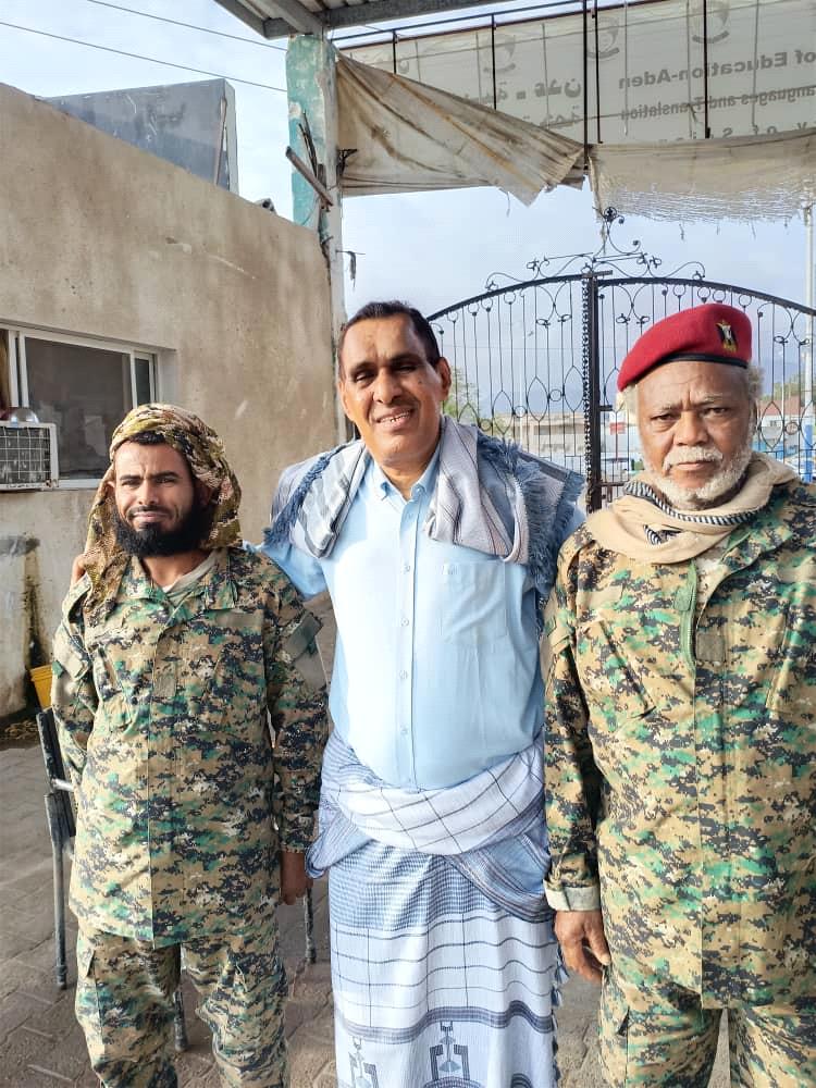 عميد كلية اللغات والترجمة بجامعة عدن يزور حراسة الكلية ويهنئهم بعيد الفطر المبارك