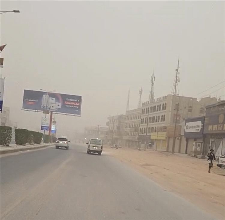 موجة غبار تضرب عتق في أول أيام العيد وتخنق الأجواء