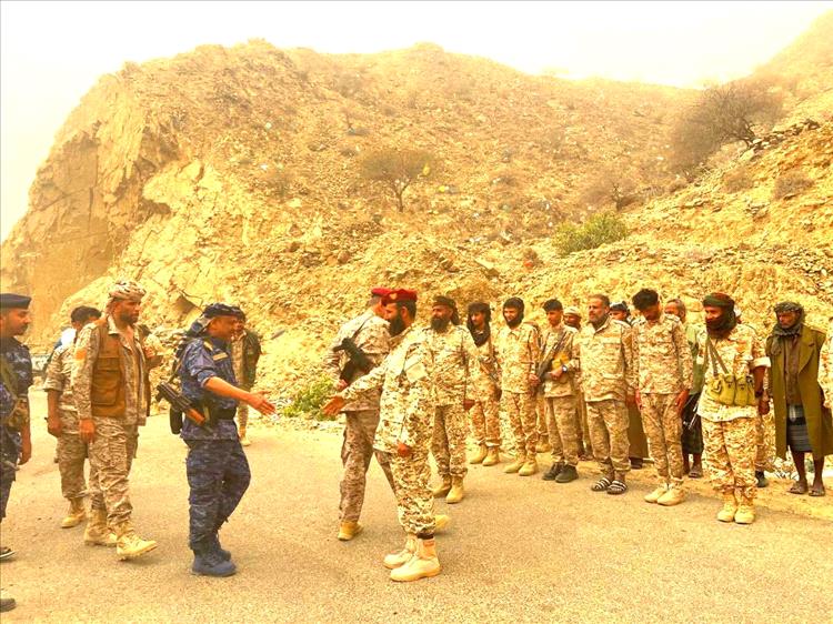 زيارة عيدية لقائد اللواء 115 وقائد النجدة اقليم عدن لمقاتلي جبهة الحلحل