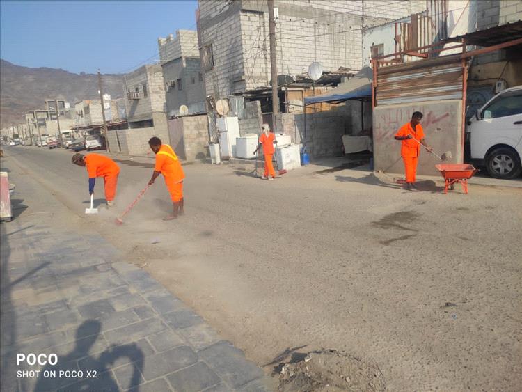 في ليلة وضحاها.. عمال نظافة عدن يرفعون ( 2000) طن من القمامة والمخلفات