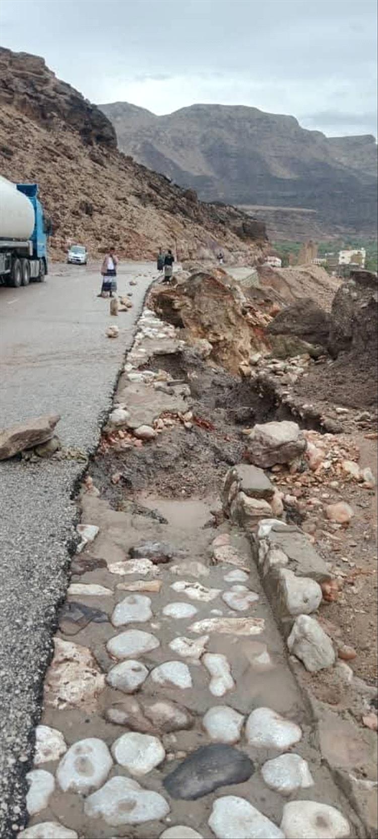 السلطة المحلية بمديرية الروضة تتخذ إجراءات عاجلة لمعالجة أضرار السيول في عقبة لماطر