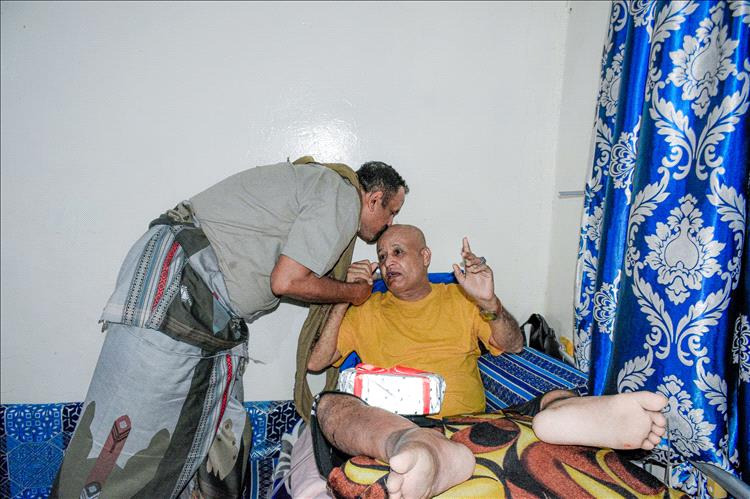 وكيل محافظة عدن لشؤون الشهداء والجرحى يزور عدداً من جرحى الحرب ويؤكد ضرورة إنصافهم وتحسين أوضاعهم