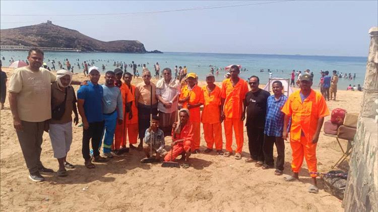 إزدحام شديد لمرتادي ساحل جولد مور في ظل تطبيع الأوضاع في العاصمة عدن