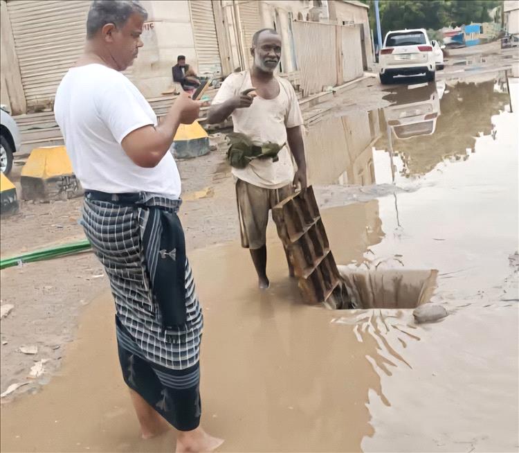 السلطة المحلية بمديرية المنصورة تستنفر جهودها عقب الأمطار الغزيرة التي شهدته العاصمة عدن