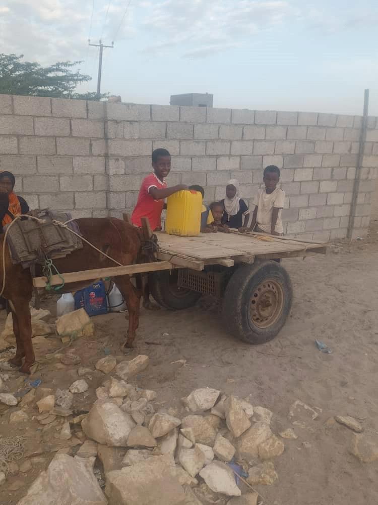 أهالي منطقة المخزن بخنفر يناشدون محافظ أبين "الرباش" إنهاء أزمة انقطاع المياه