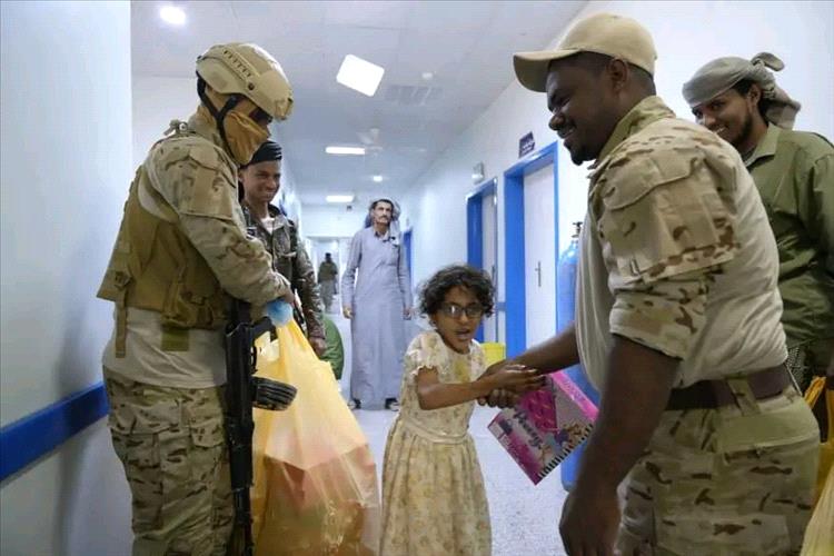 قوات درع الوطن - الفرقة الثانية تنفذ زيارة عيدية إنسانية لمرضى مستشفى القطن بوادي حضرموت