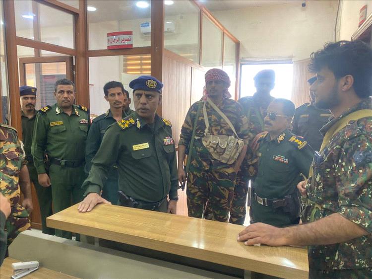 مدير أمن المهرة يتفقد الانضباط الوظيفي في الإدارات الأمنية عقب إجازة العيد