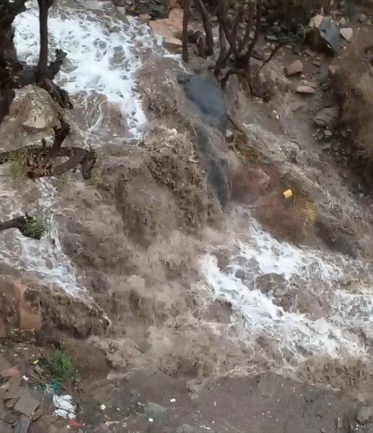 أمطار رعدية غزيرة تُنعش سرار يافع وتُنهي أشهرًا من شحّ المياه