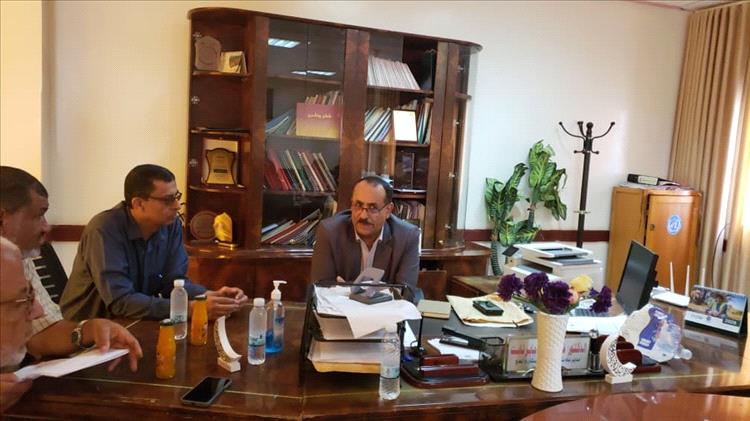 نائب محافظ لحج يشيد بمستوى الانضباط للدوام الرسمي بمكتب صحة المحافظة ويناقش ابرز الصعوبات في القطاع الصحي