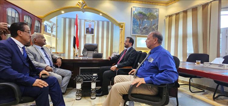 وزير سابق معلقًا على صورة مكتبه: خدمنا الدولة بلا سيارات ولا امتيازات… وتحت علم الجمهورية كنا أصحاب قضية