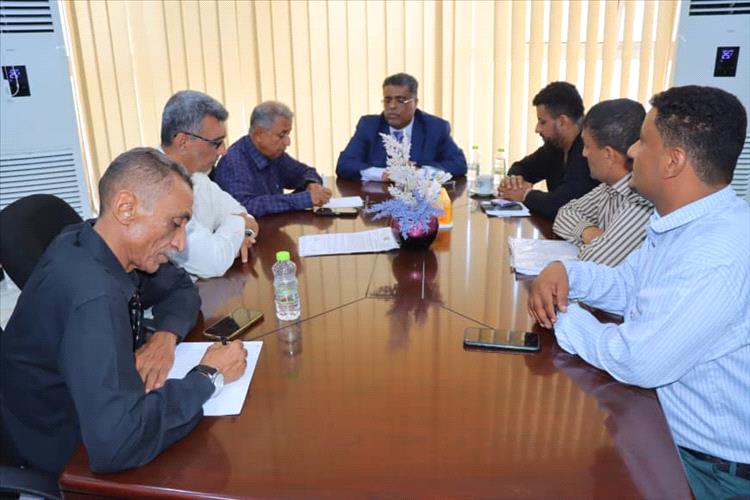 الشاذلي يناقش الاستعدادات لتدشين حملة رفع مخلفات الأمطار في مديريات عدن