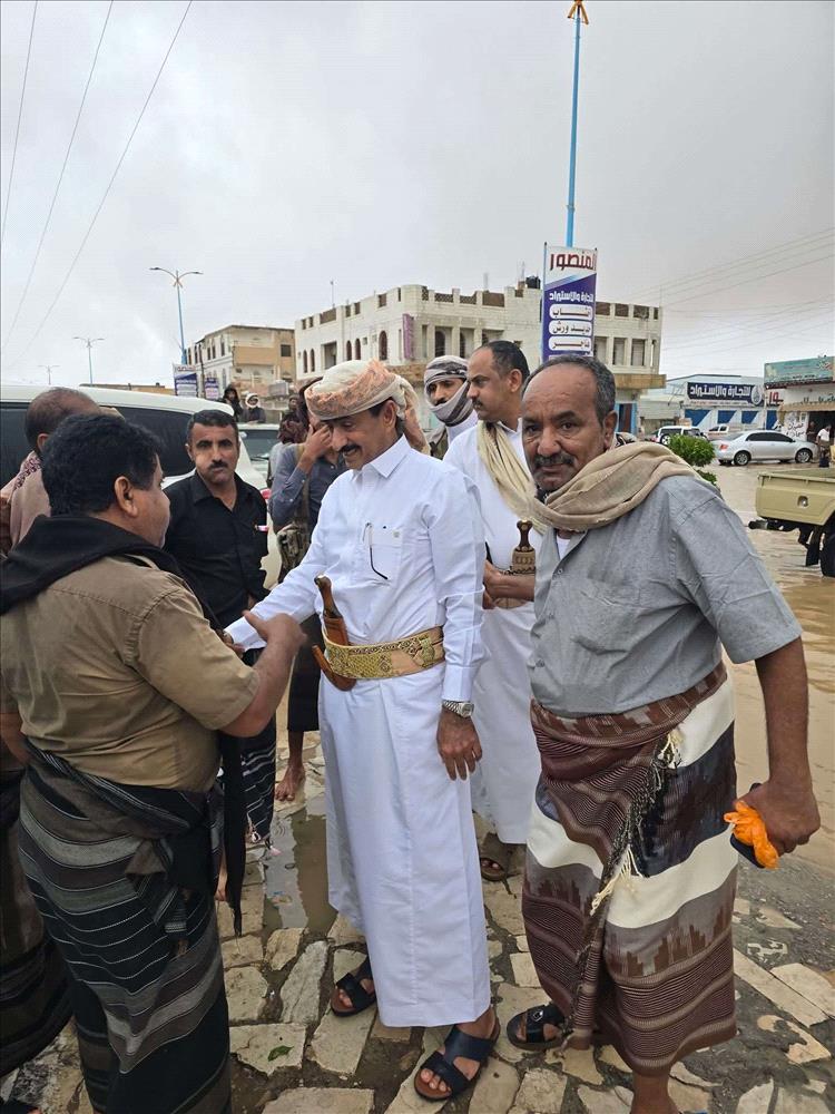 محافظ شبوة يتفقد مدينة عتق ويشدّد على الاستعداد لمواجهة الأمطار الغزيرة