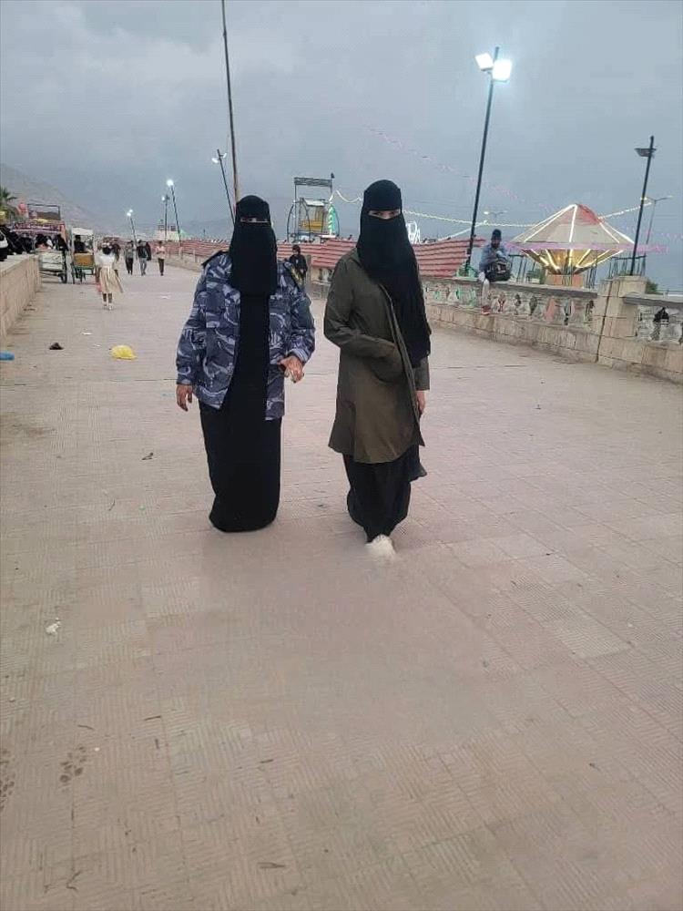 انتشار واسع للشرطة النسائية في المكلا لتأمين المنتزهات وأماكن تجمع العائلات خلال أيام عيد الفطر