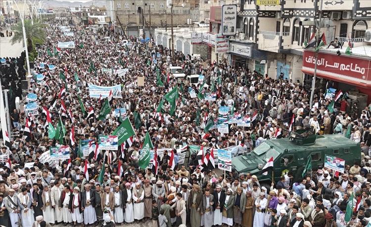 حشود غير مسبوقة في مأرب.. وقفة جماهيرية ضخمة تندد بالاعتداءات الإيرانية وتؤكد التضامن مع السعودية ودول الخليج