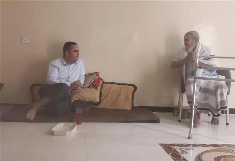 مدير عام ردفان يزور المناضل أحمد جبر ناشر في الحبيلين